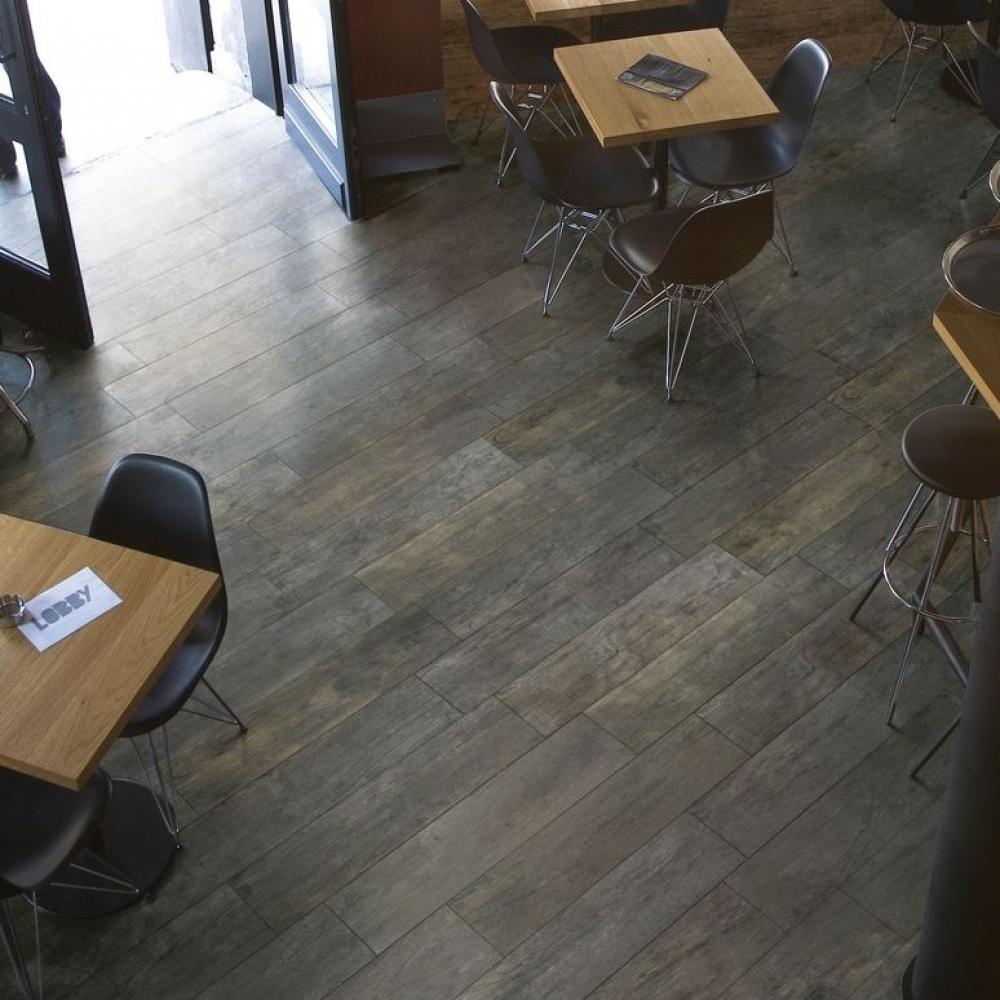 tmavosiva drevolaminatova dlazba dlazdica gresova dlazba kamen obklad tonovy obyvacka restauracia kaviaren bistro tmava settecento doska lameridiana zariadenie.jpg
